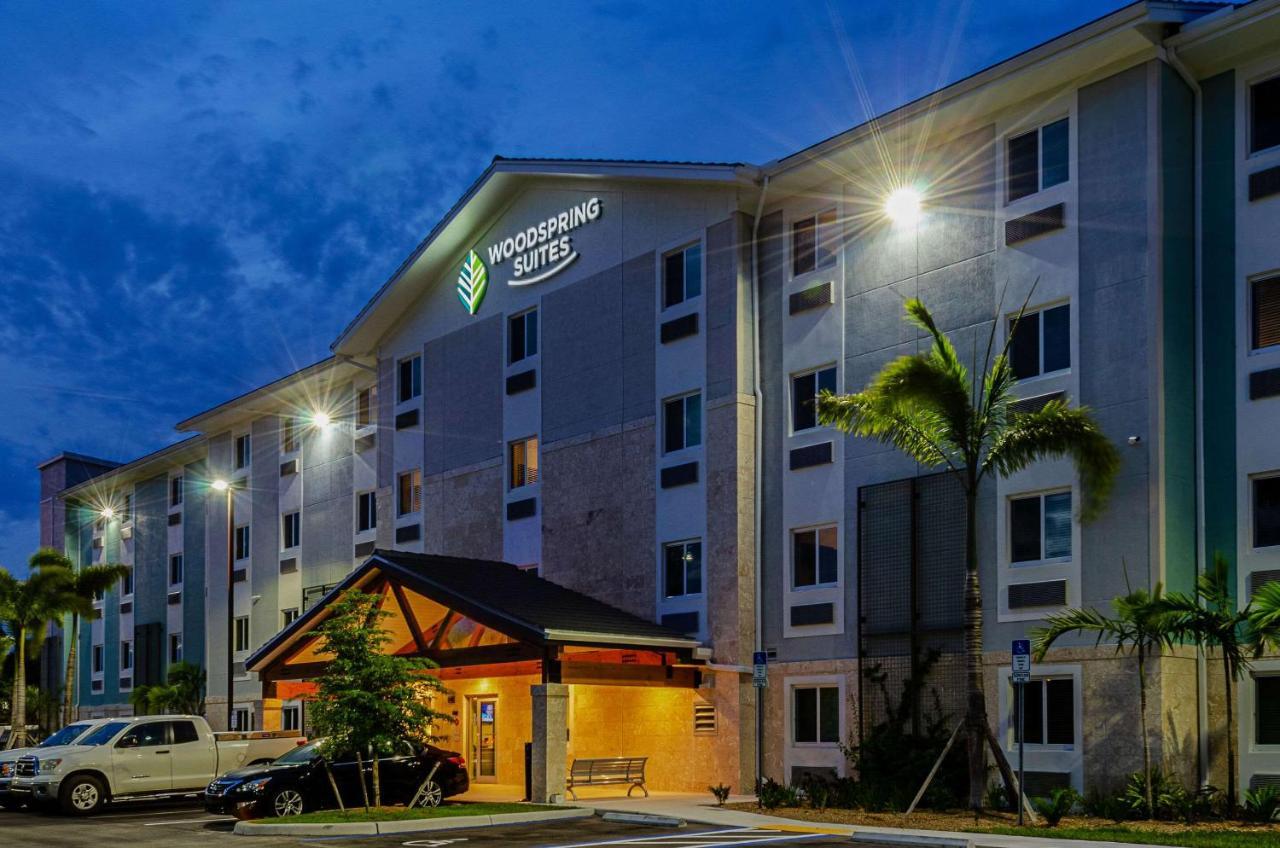 Woodspring Suites Naples Golden Gate Eksteriør billede