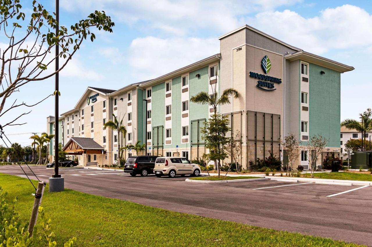 Woodspring Suites Naples Golden Gate Eksteriør billede