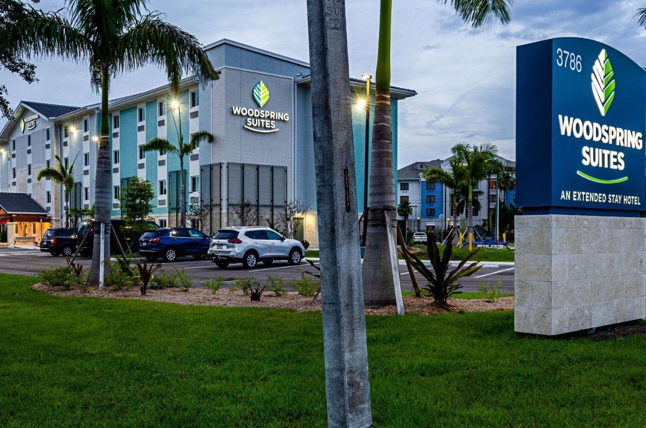 Woodspring Suites Naples Golden Gate Eksteriør billede