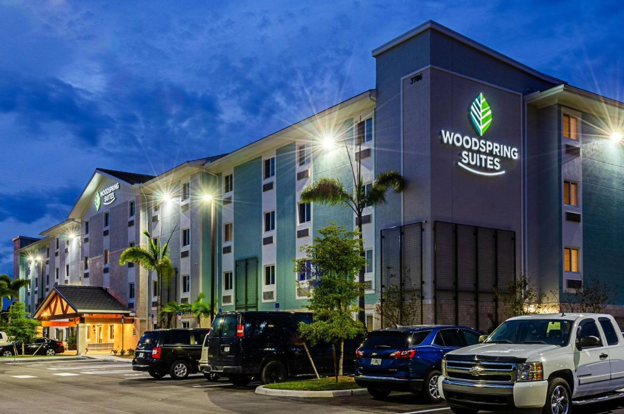 Woodspring Suites Naples Golden Gate Eksteriør billede