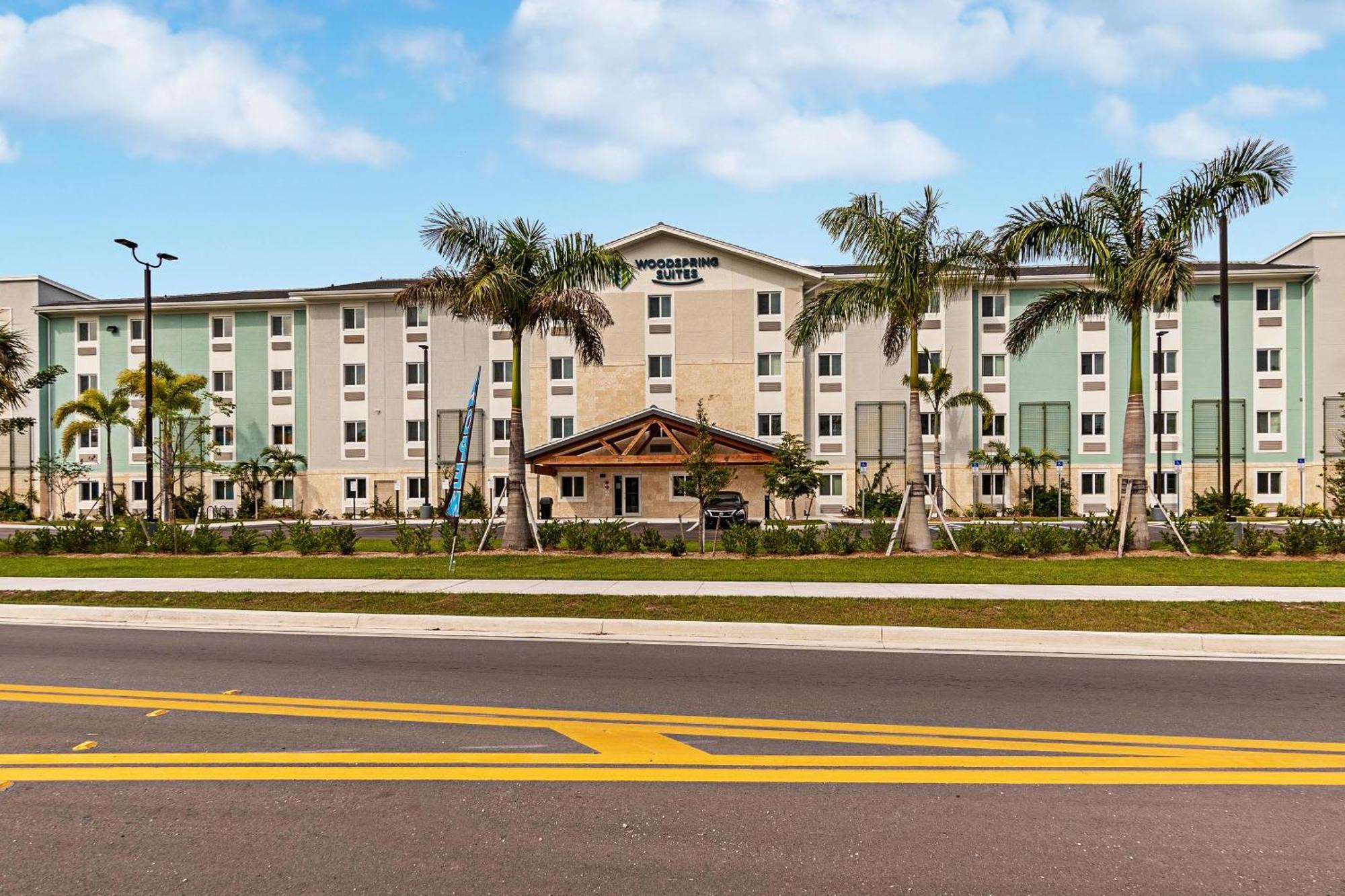 Woodspring Suites Naples Golden Gate Eksteriør billede