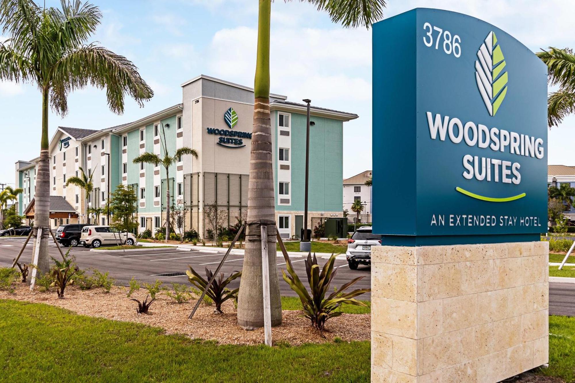 Woodspring Suites Naples Golden Gate Eksteriør billede